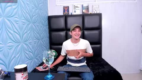 Snapshot of bad_boy_21_ chatting on February 15, 5:15 am bad_boy_21_ online show from February 15, 5:15 am