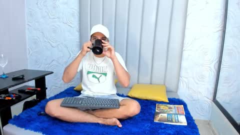 Snapshot of bad_boy_21_ chatting on February 18, 3:57 am bad_boy_21_ online show from February 18, 3:57 am