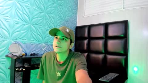 Snapshot of bad_boy_21_ chatting on February 22, 4:02 am bad_boy_21_ online show from February 22, 4:02 am