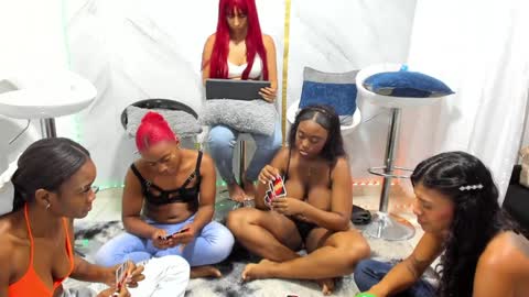 Snapshot of badgirls_000 chatting on January 17, 2:18 pm candy and dayan online show from January 17, 2:18 pm