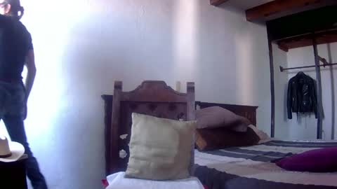 Snapshot of badhombremx chatting on May 3, 3:29 pm Mexican livin Off the Wall online show from May 3, 3:29 pm