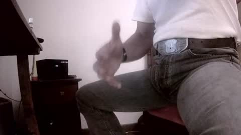 Snapshot of badhombremx chatting on June 25, 5:12 am Mexican livin Off the Wall online show from June 25, 5:12 am