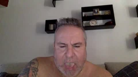 Snapshot of banana5289 chatting on February 5, 8:02 pm banana5289 online show from February 5, 8:02 pm