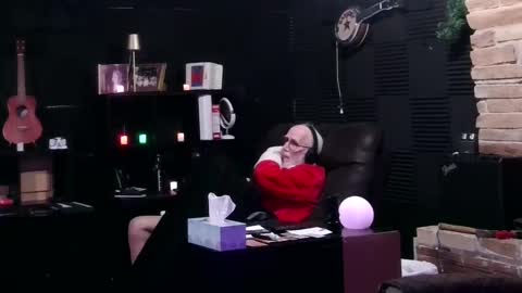 Snapshot of banjoey48 chatting on December 17, 6:52 am BANJOEY online show from December 17, 6:52 am