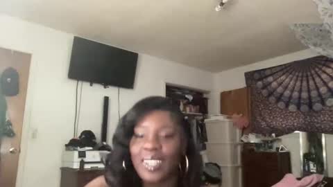 Snapshot of bankofchell chatting on April 10, 5:28 pm Chelly online show from April 10, 5:28 pm