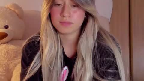 Snapshot of barbie_blon chatting on October 21, 1:39 am Barbie Blonde online show from October 21, 1:39 am