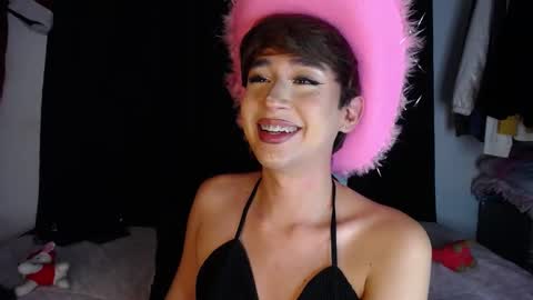 Snapshot of barbie_boy_ chatting on December 6, 11:11 am I work from home this is my room 3 online show from December 6, 11:11 am