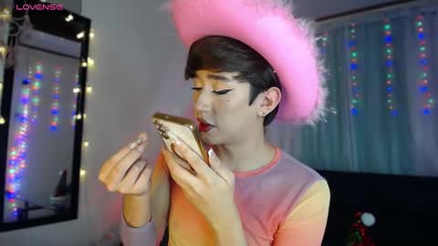 Snapshot of barbie_boy_ chatting on December 17, 9:17 am I work from home this is my room 3 online show from December 17, 9:17 am