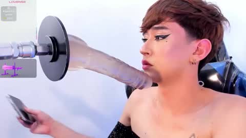 Snapshot of barbie_boy_ chatting on November 6, 5:30 am I work from home this is my room 3 online show from November 6, 5:30 am