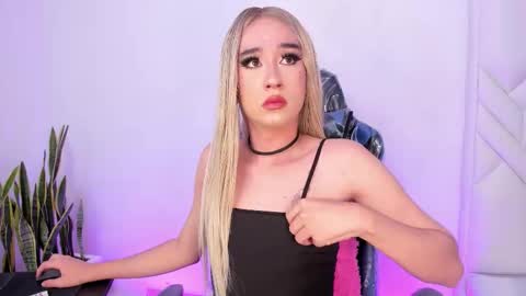 Snapshot of barbie_boy_ chatting on December 14, 8:41 am I work from home this is my room 3 online show from December 14, 8:41 am