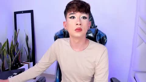 Snapshot of barbie_boy_ chatting on January 8, 8:49 am I work from home this is my room 3 online show from January 8, 8:49 am