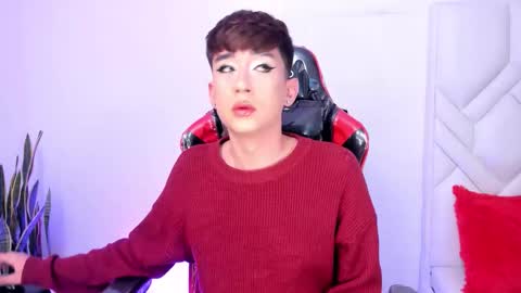 Snapshot of barbie_boy_ chatting on January 11, 8:52 am I work from home this is my room 3 online show from January 11, 8:52 am