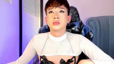 Snapshot of barbie_boy_ chatting on February 17, 6:32 am I work from home this is my room 3 online show from February 17, 6:32 am