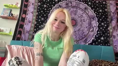 Snapshot of bardoteyed chatting on January 23, 6:35 pm Bardot Eyed online show from January 23, 6:35 pm