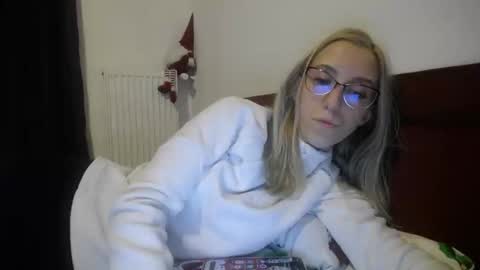 Snapshot of barelylegalblondy chatting on January 8, 8:50 pm Lena online show from January 8, 8:50 pm