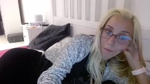 Snapshot of barelylegalblondy chatting on September 14, 5:34 pm Lena online show from September 14, 5:34 pm