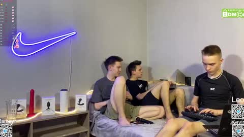 Snapshot of barney_kevin chatting on March 7, 8:55 pm Fansly Barney and Kevin T online show from March 7, 8:55 pm