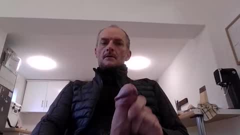 Snapshot of basiccamguy chatting on November 3, 9:21 am basiccamguy online show from November 3, 9:21 am