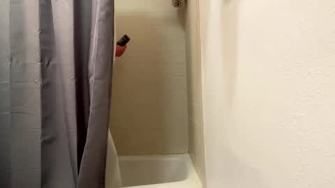 Snapshot of bathingcat chatting on January 6, 8:57 am bathingcat online show from January 6, 8:57 am