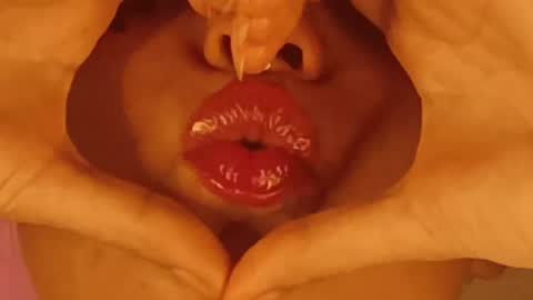 Snapshot of batmansfavoritewife chatting on April 16, 6:14 am Your always sexy Harley online show from April 16, 6:14 am