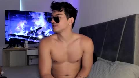 Snapshot of bbbeachboy chatting on October 21, 9:15 pm Valentino online show from October 21, 9:15 pm