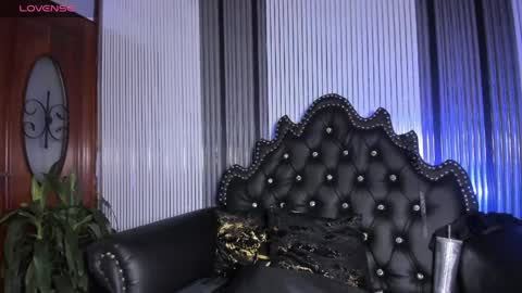 Snapshot of bdsm_ebony chatting on May 8, 11:32 pm Tanisha online show from May 8, 11:32 pm