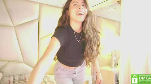 Snapshot of be_curiouss_ chatting on May 2, 12:21 pm Helena Evan online show from May 2, 12:21 pm