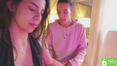 Snapshot of be_curiouss_ chatting on May 4, 12:01 pm Helena Evan online show from May 4, 12:01 pm