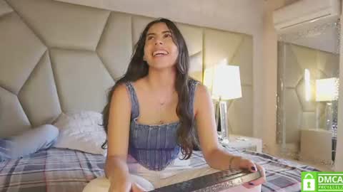 Snapshot of be_curiouss_ chatting on July 14, 12:00 pm Helena Evan online show from July 14, 12:00 pm
