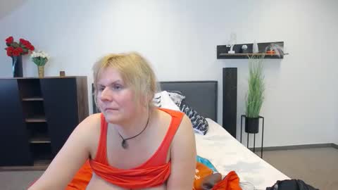 Snapshot of bealust chatting on April 11, 3:27 pm Bea online show from April 11, 3:27 pm