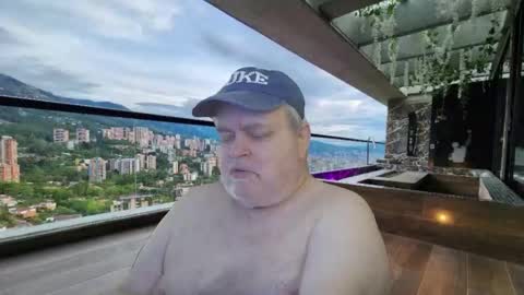 Snapshot of bear4muscle chatting on March 23, 10:25 pm Dookie online show from March 23, 10:25 pm