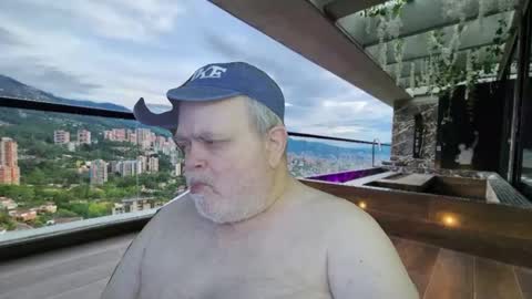 Snapshot of bear4muscle chatting on March 31, 5:41 am Dookie online show from March 31, 5:41 am