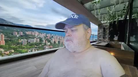 Snapshot of bear4muscle chatting on April 8, 11:27 pm Dookie online show from April 8, 11:27 pm
