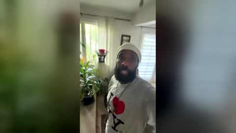 Snapshot of bearmeat4you chatting on March 28, 12:32 am bearmeat4you online show from March 28, 12:32 am