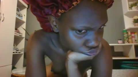 Snapshot of beautie699392 chatting on February 3, 5:35 pm Lil stunner online show from February 3, 5:35 pm