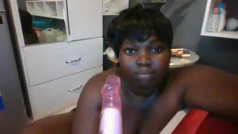 Snapshot of beautie699392 chatting on February 7, 1:32 pm Lil stunner online show from February 7, 1:32 pm