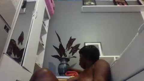 Snapshot of beautie699392 chatting on February 12, 6:29 am Lil stunner online show from February 12, 6:29 am