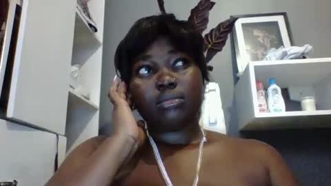 Snapshot of beautie699392 chatting on February 13, 8:48 am Lil stunner online show from February 13, 8:48 am