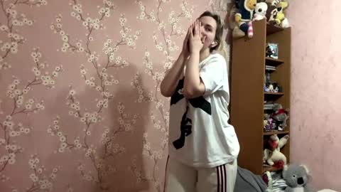 Mia online show from April 25, 4:48 pm