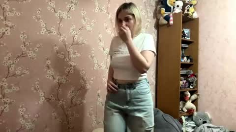 Mia online show from April 26, 4:04 pm