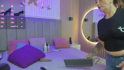 Snapshot of beauty_milf4 chatting on June 17, 3:31 am Chantall online show from June 17, 3:31 am