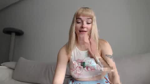 Snapshot of beauty_xpolly chatting on February 17, 12:01 pm POLLY online show from February 17, 12:01 pm