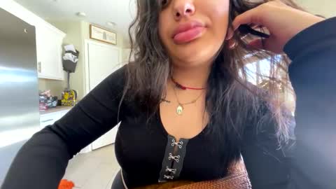 Snapshot of bebesitaa21 chatting on October 27, 8:35 pm Angelique online show from October 27, 8:35 pm