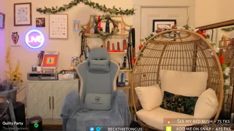 Snapshot of beckthetongue chatting on February 11, 10:37 pm Beck the tongue online show from February 11, 10:37 pm