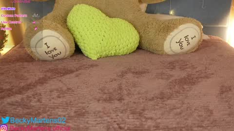 BeckyMartens come join me on    while im offline here  online show from December 18, 5:48 am