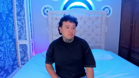 Snapshot of beele_and_evie chatting on February 27, 7:58 pm beele_and_evie online show from February 27, 7:58 pm