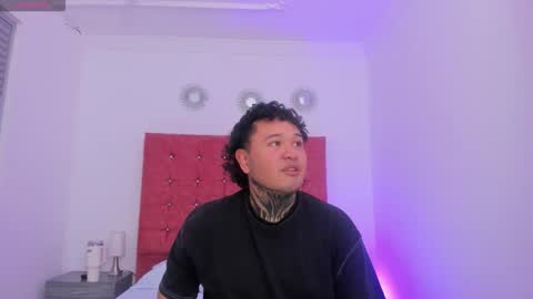 Snapshot of beele_and_evie chatting on March 2, 11:39 am beele_and_evie online show from March 2, 11:39 am