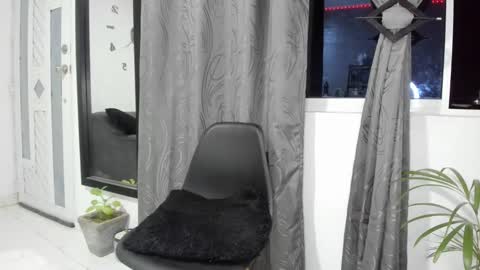 Snapshot of bella_38 chatting on February 7, 10:19 am isabella online show from February 7, 10:19 am