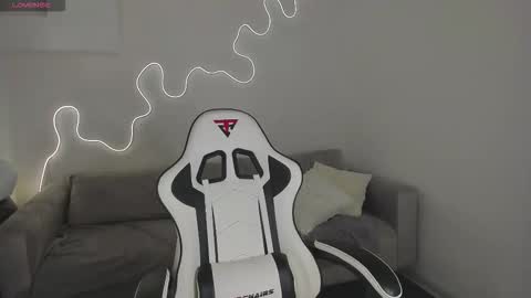 Hi I am Bella online show from March 13, 4:30 am