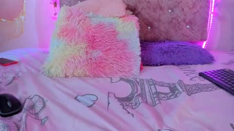 Snapshot of bella__sweets chatting on February 1, 10:13 pm Melanie online show from February 1, 10:13 pm